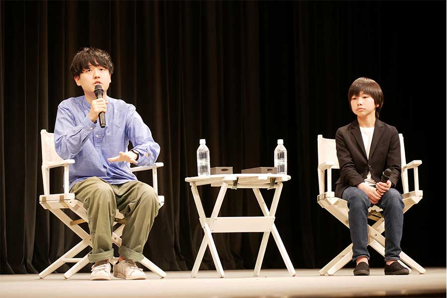 『僕はイエス様が嫌い』の奥山大史監督、主演の佐藤結良（左から）