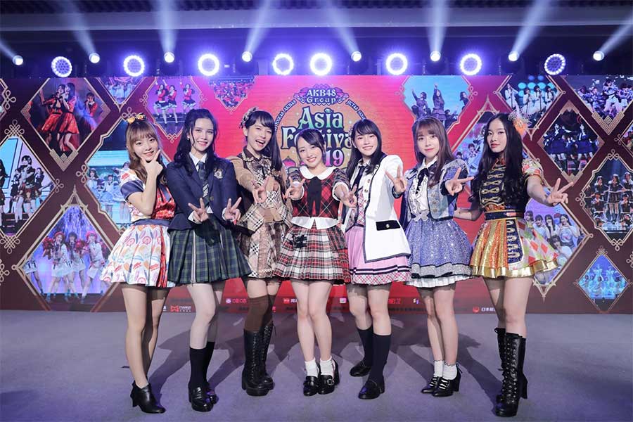 8月24日には中国・上海でアジアフェスティバルが行われる。(左から)「AKB48 Team TP」陳詩雅、「MNL48」Abby、「JKT48」Beby、「AKB48」向井地美音、「BNK48」Cherprang、「AKB48 Team SH」毛唯嘉、「SGO48」Kaycee　(C)AKS