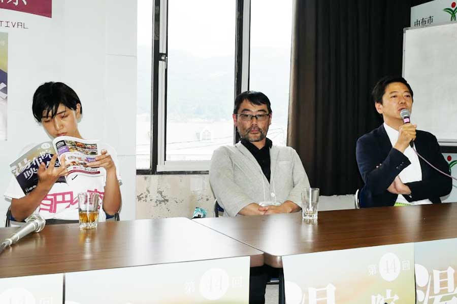 湯布院映画祭で会見する安藤サクラ、武正晴監督、佐藤現プロデューサー(左から)