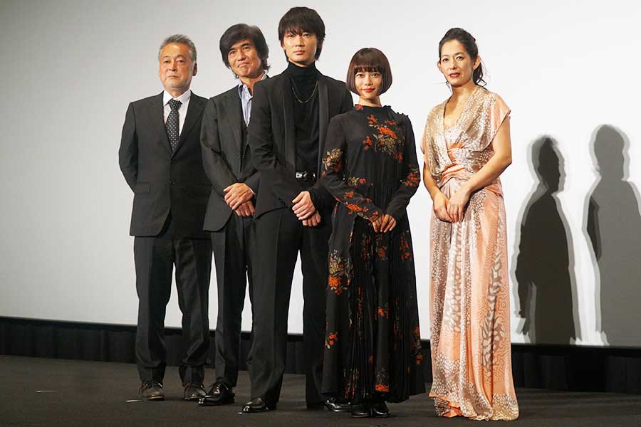 左から瀬々敬久監督、佐藤浩市、綾野剛、杉咲花、片岡礼子