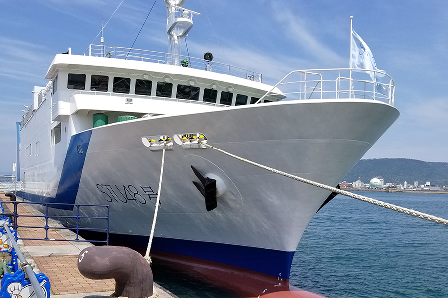 徳島に初寄港した専用劇場船STU48号