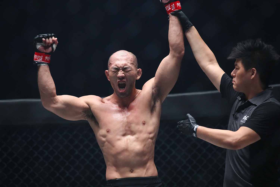 雄たけびを上げた岡見【写真：ONE Championship】