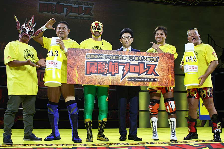 古舘(右から３人目)と新日本プロレスのレスラーが夢の共演