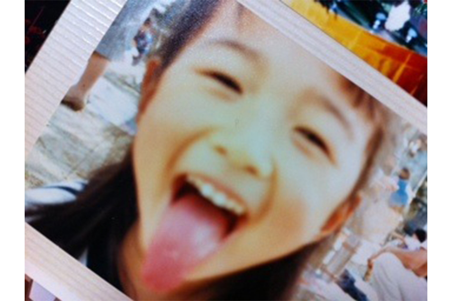舌は子どもの頃から長かった。ちなみに両親は普通の長さ【写真提供：あやまんJAPAN株式会社】