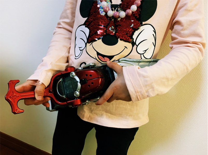「懐かしぃーーー!」ファンも反響!　仮面ライダーカブトの本物ベルトで遊ぶ愛娘　(C)水嶋ヒロオフィシャルブログ Powered by Ameba　