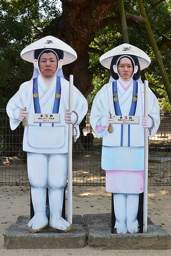 香川県にある総本山善通寺で上司(左)との「2ショット顔ハメ」(2013撮影)