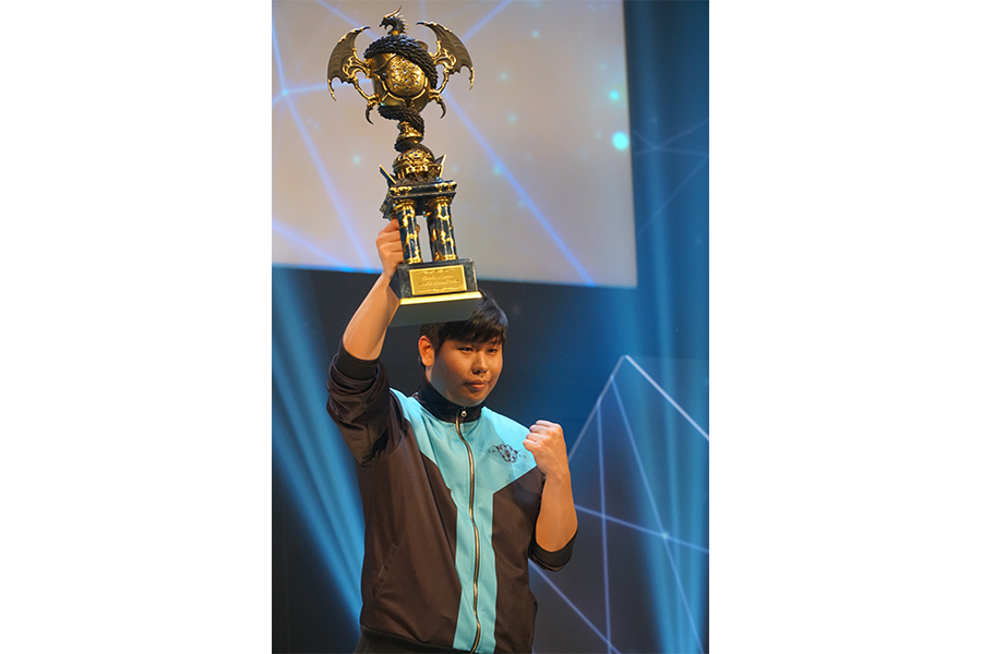 「Shadowverse World Grand Prix 2019 GRAND FINALS」　優勝を飾ったsasamumu選手