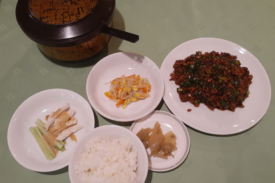 ランチ「ニラとひき肉の炒め」はスープと杏仁豆腐(orコーヒー)が付いて1300円