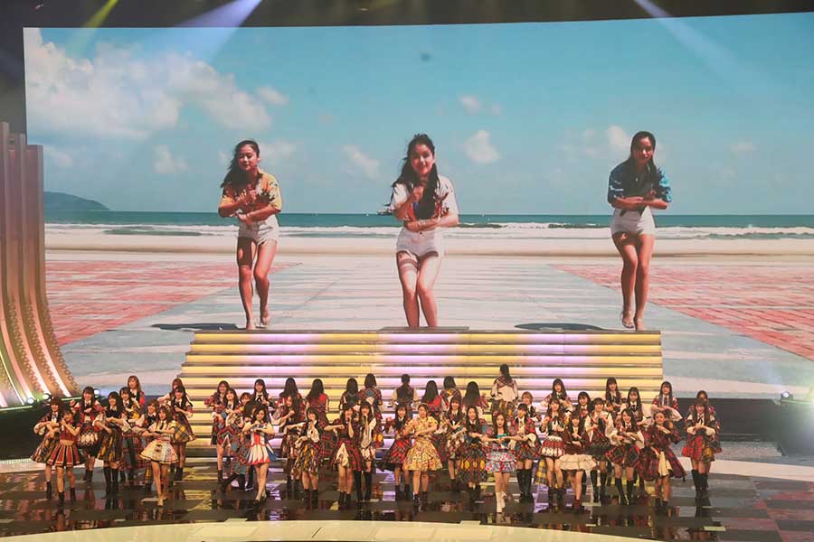 世界中の姉妹グループ選抜と歌唱するAKB48【写真：山口比佐夫】