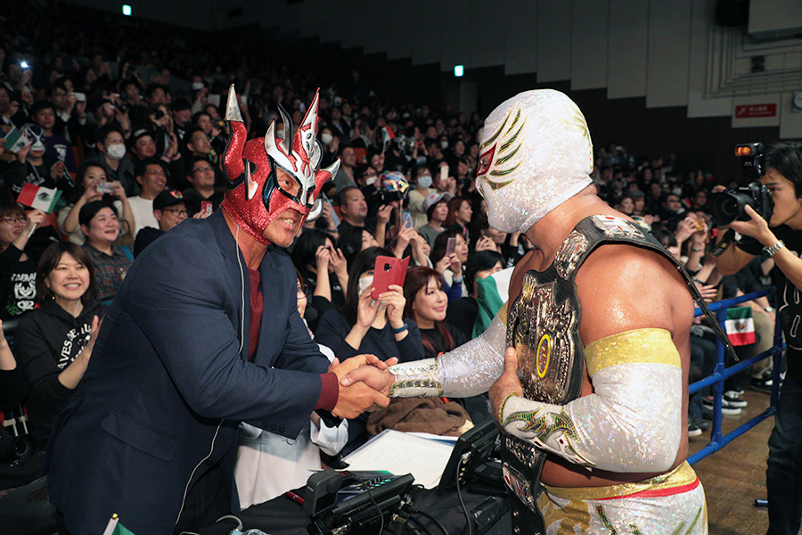 TV解説で来場した獣神サンダー・ライガーさん(左)とカリスティコ【写真提供：NJPW】