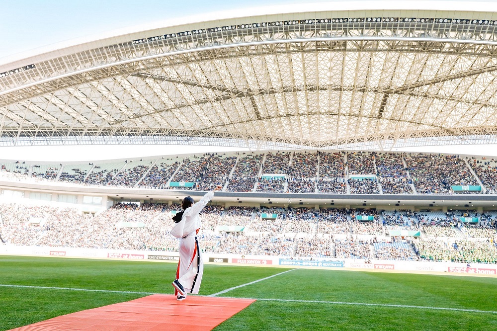 16歳歌手 三阪咲 高校サッカー決勝スタジアムで2曲歌唱の快挙を達成 Snsでも反響 Encount 2