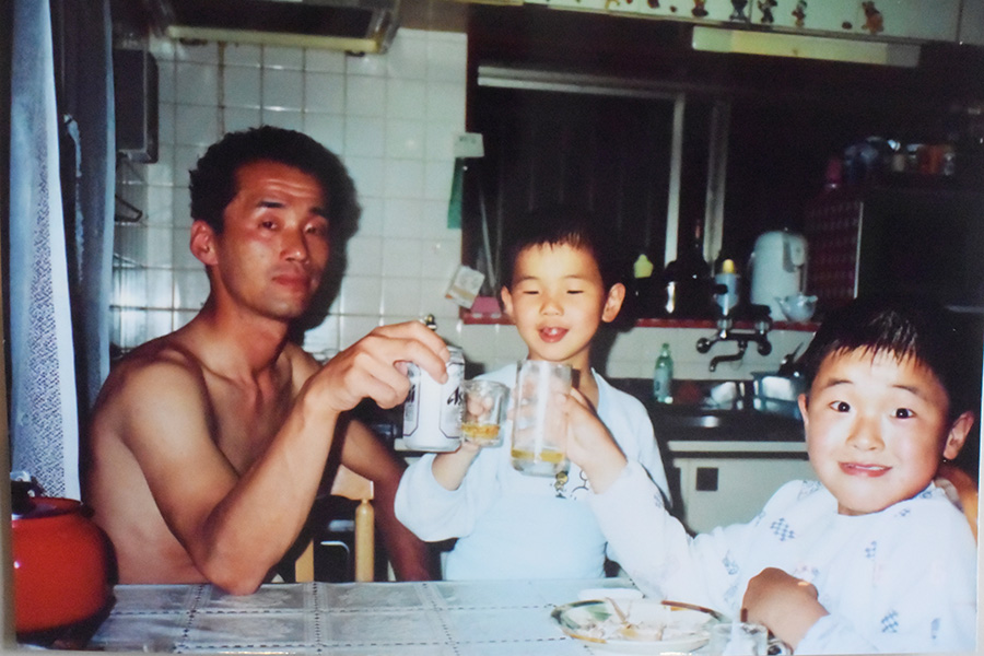 父の淳一さん（左）と乾杯する少年時代の鈴川（右）