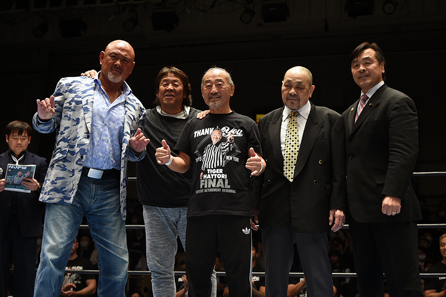 (左から)武藤敬司、長州力、服部レフェリー、ザ・グレート・カブキ、馳浩衆議院議員 (C)NJPW