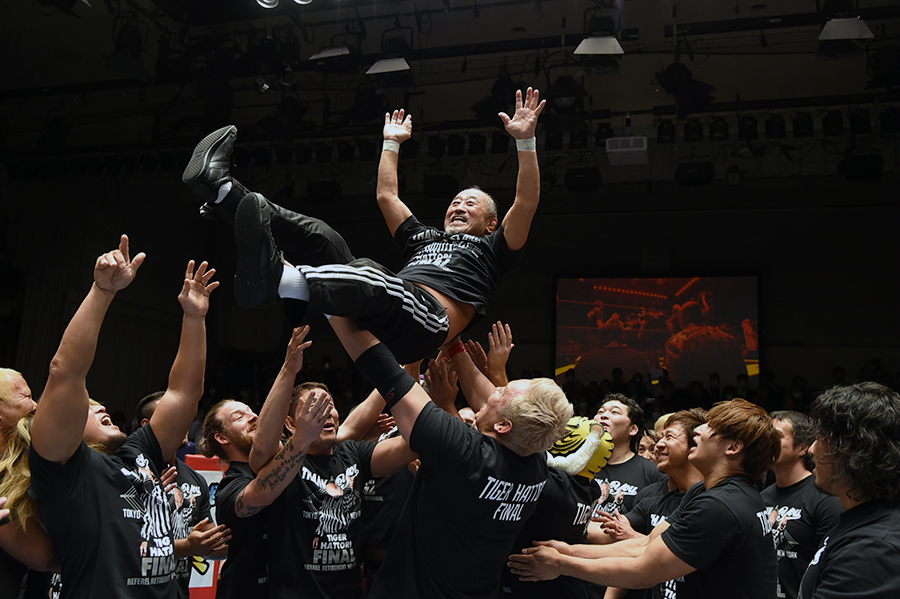 「サンキュー・タイガー！」リング上で胴上げされる服部レフェリー (C)NJPW