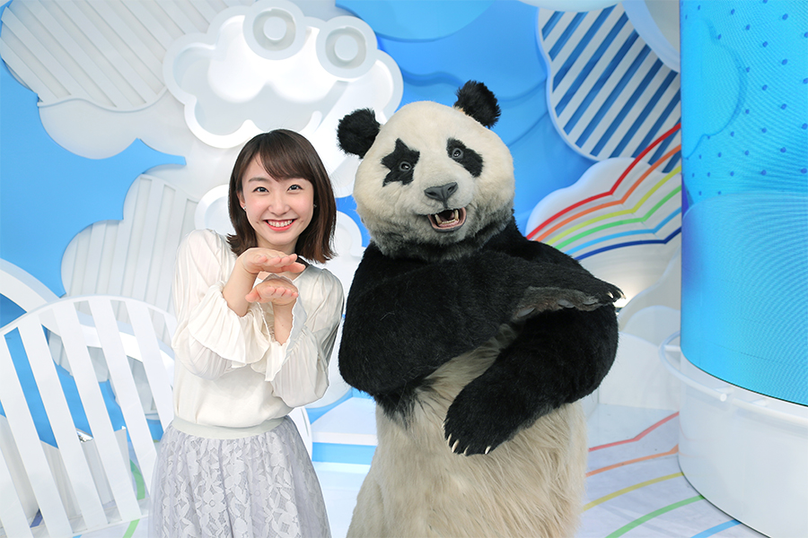 杉原凜アナウンサーとパンダの星星が「トップナイフ」のエンディングダンスに挑戦(C)日本テレビ