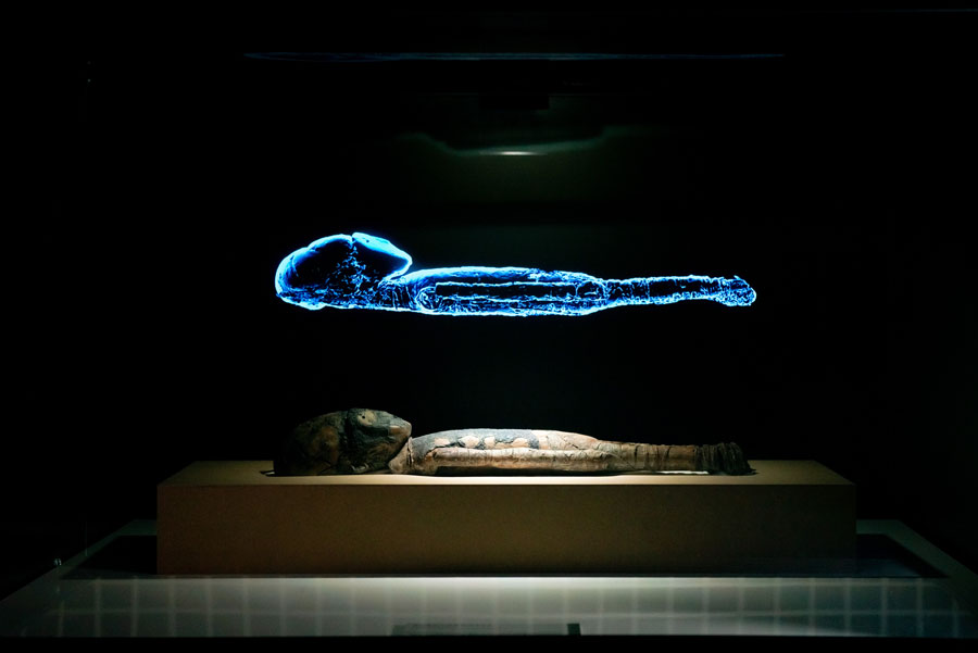 チンチョーロ文化のミイラ(レプリカ)と３D ホログラム オリジナルはバルパライソ自然史博物館所蔵