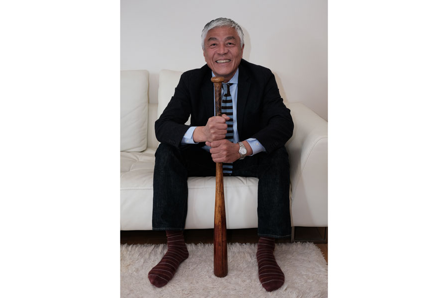 東京六大学リーグ記録を打ち立てた記念のジュン・イシイ製圧縮バットを持って【写真：山田隆】