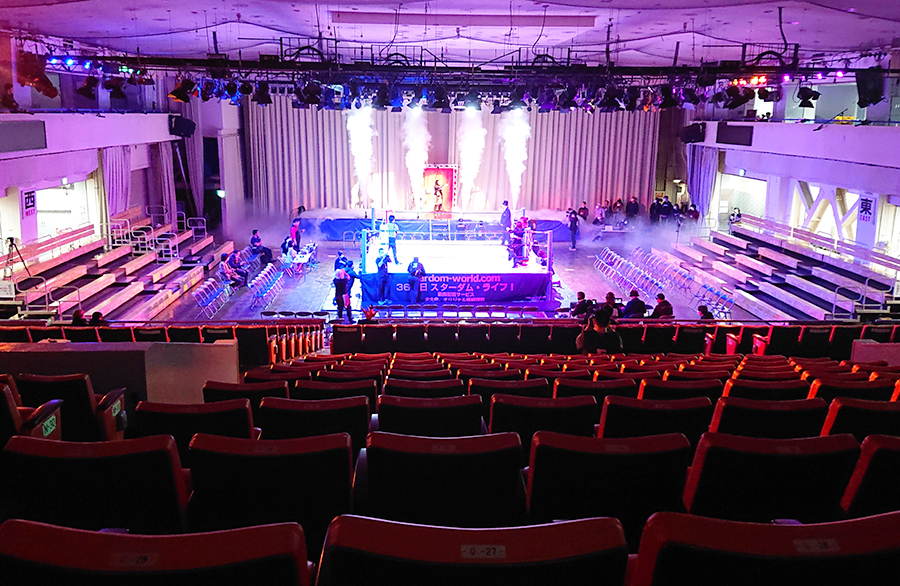 観客不在の会場だがネット配信向けに演出も行われた【写真:新井宏】