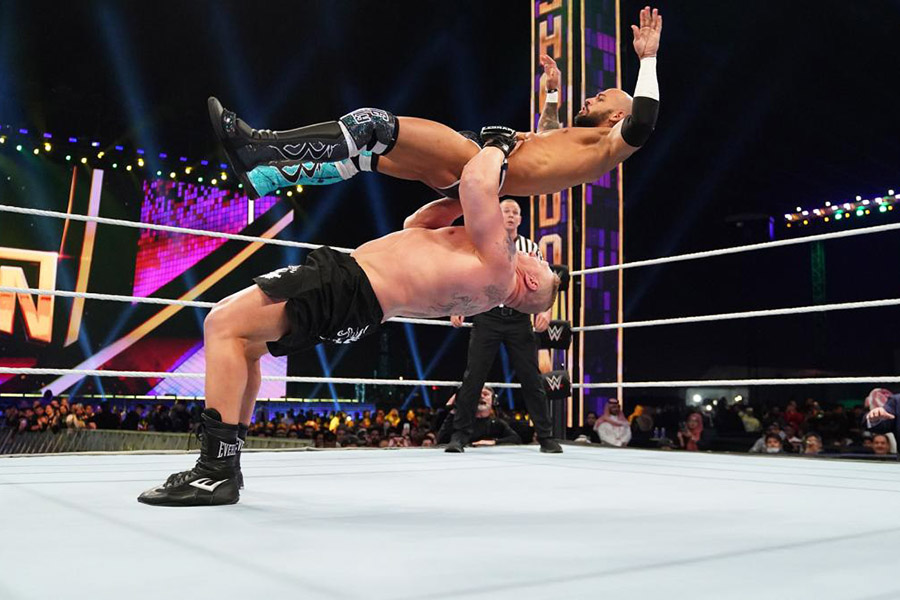 王者レスナーがリコシェをスープレックスで圧倒した 【写真:(C)2020 WWE, Inc. All Rights Reserved.】