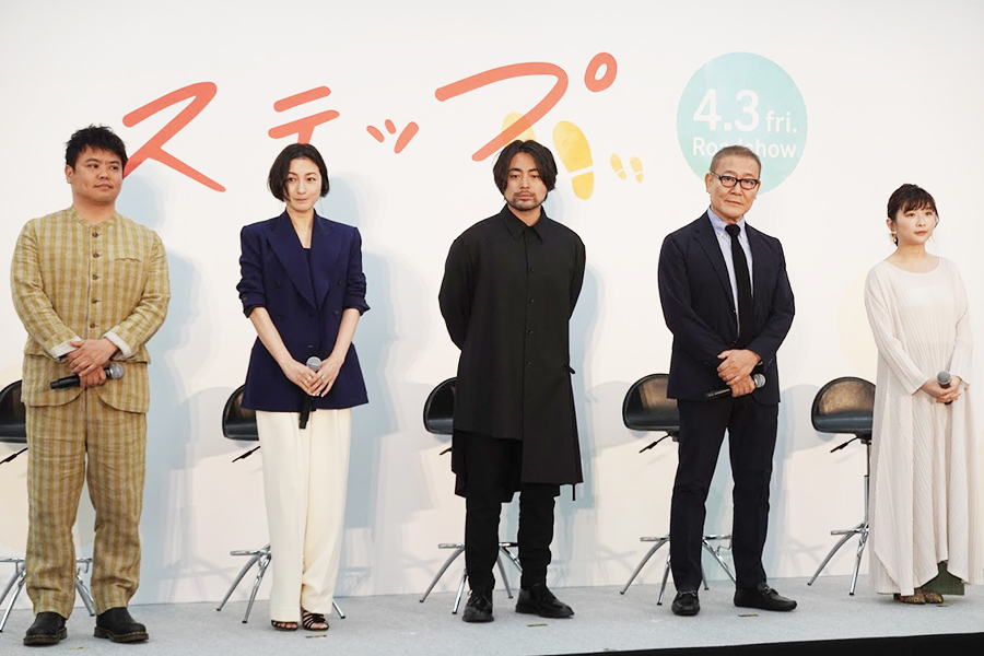 (左から)飯塚健監督、広末涼子、山田孝之、國村隼、伊藤沙莉