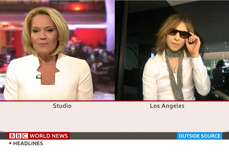 イギリスの公共放送局「BBCワールドニュース」に出演したYOSHIKI(右)