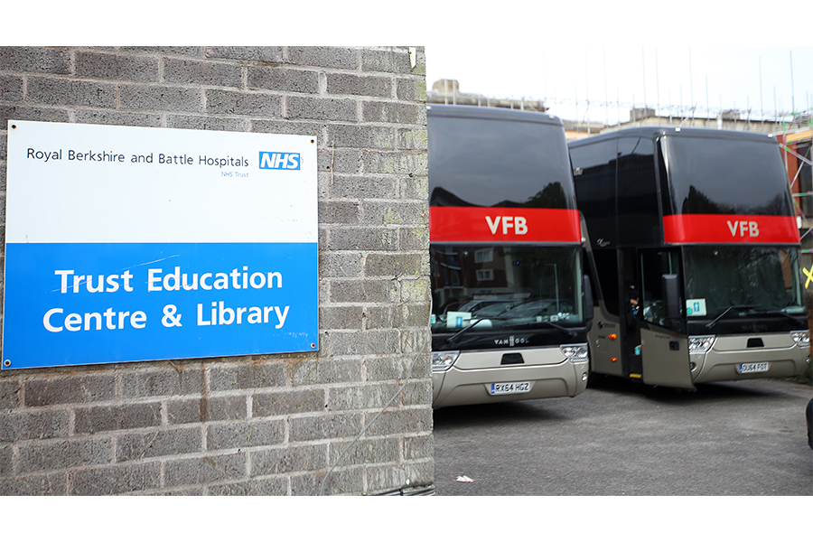 英国の病院に寄付されたバス【写真：Getty Images】