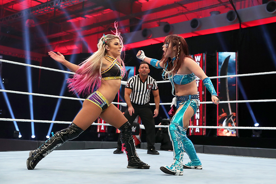 「レッスルマニア」オープニングマッチでタッグ戦で対戦したアレクサ・ブリスとカイリ・セイン(右)／(C)2020 WWE, Inc. All Rights Reserved. 