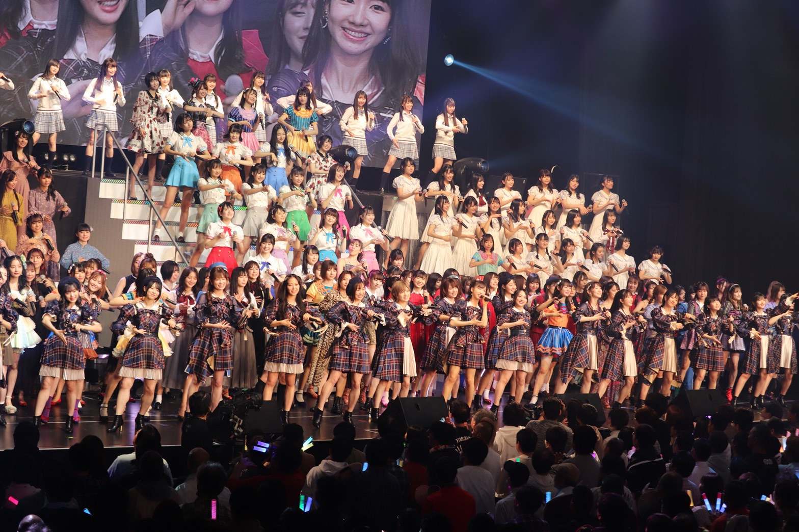 今年1月のAKB48のコンサートで披露された「恋するフォーチュンクッキー」の様子