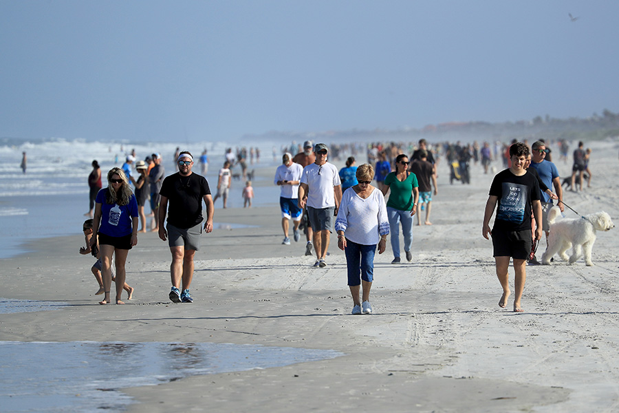大勢の人が砂浜に繰り出した【写真：Getty Images】