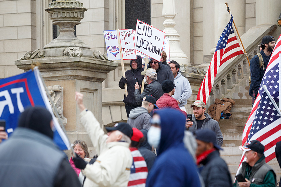 ミシガン州で「END THE LOCKDOWN」のプラカードを持つ人々【写真:Getty Images】