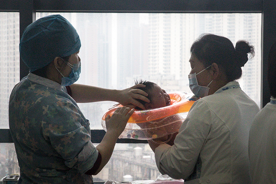 武漢の病院で赤ちゃんをチェックする看護師【写真：Getty Images】