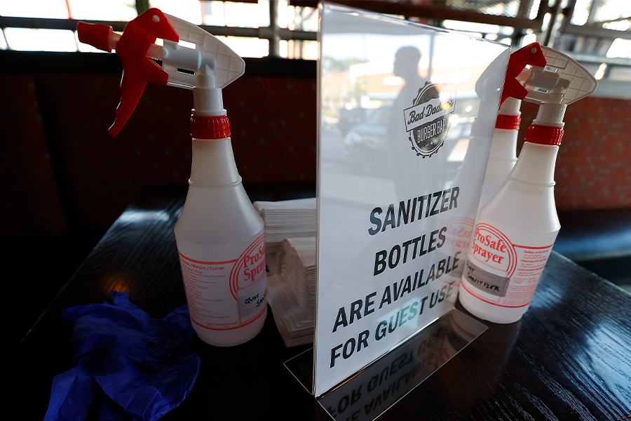 米国の飲食店に置かれた消毒液のボトル【写真：Getty Images】