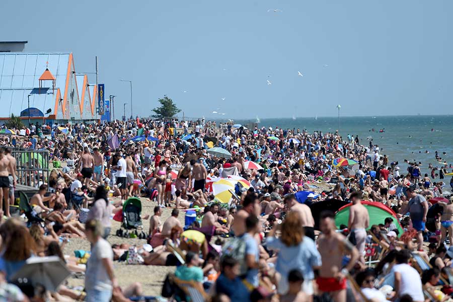 ロックダウン緩和で大混雑した英国サウスエンドのビーチ【写真：Getty Images】