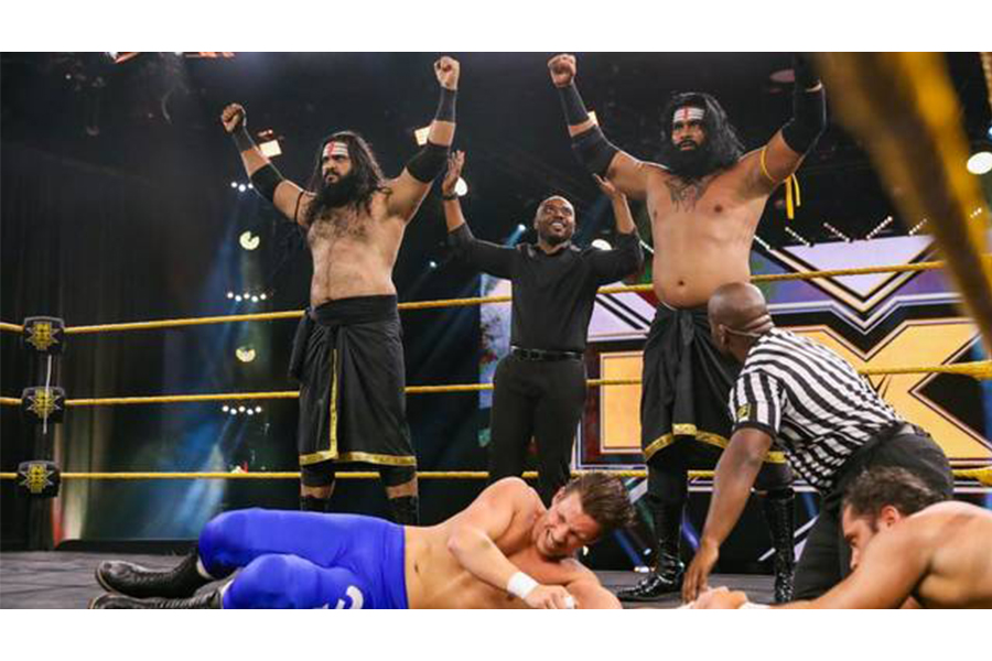 (写真左から)サウラヴ、リンク(C)2020 WWE, Inc. All Rights Reserved.