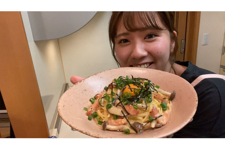 調理師免許を持つ清水麻璃亜【写真：(C)AKB48】