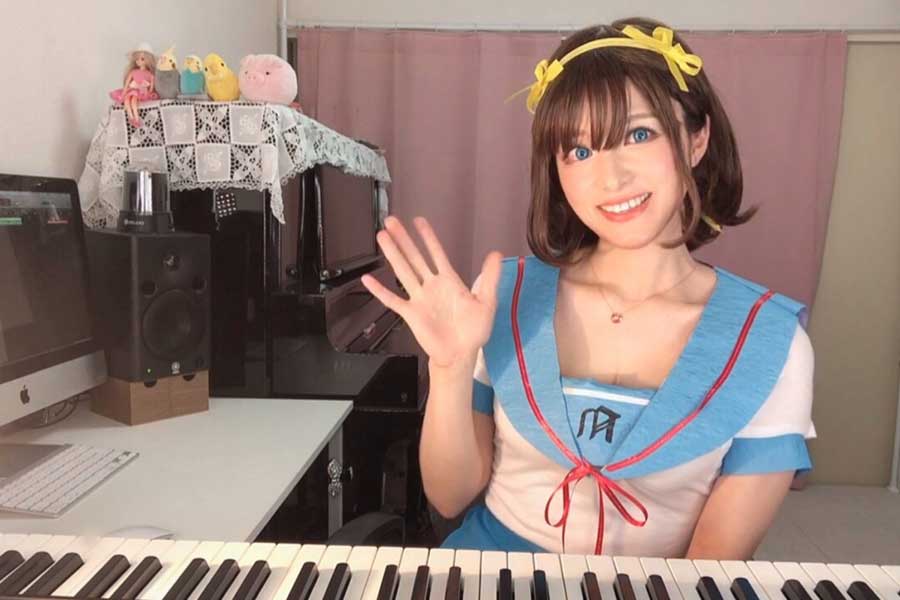 “セクシーすぎるピアニスト”高木里代子、涼宮ハルヒ姿で弾き語り「全力でコスプレ」