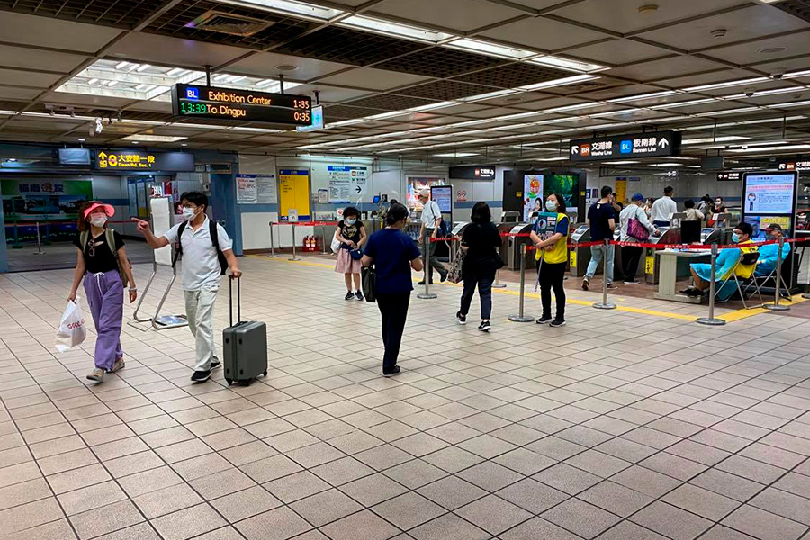 MRTの改札では係員が乗客のマスク着用をチェック【写真：木下諄一】