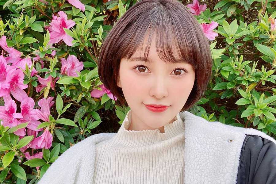 兒玉遥、女子高生姿で微笑む1枚にファン歓喜「制服似合い過ぎ」「可愛い～」