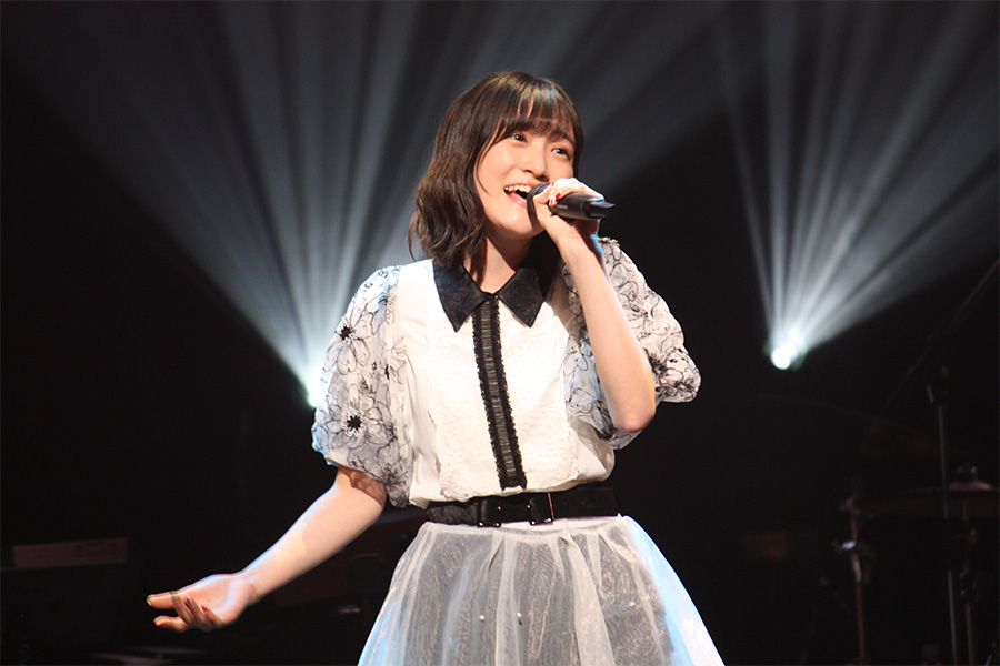 2019年に行われた「第2回AKB48グループ歌唱力No.1決定戦」で歌声を響かせる「HKT48」坂本愛玲菜【写真：ENCOUNT編集部】
