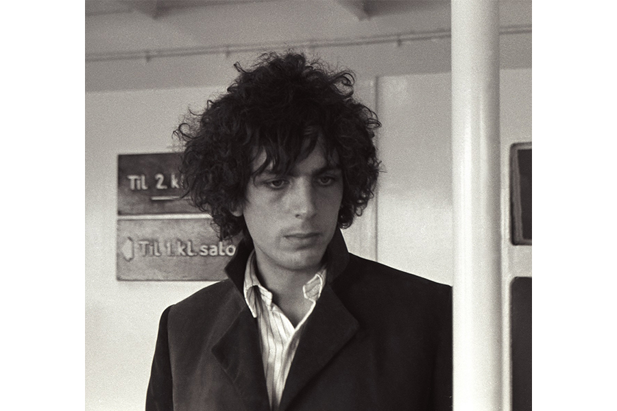 シド・バレット【写真：(C) Pink Floyd Archive (taken on a ferry back from Holland in 1967)】