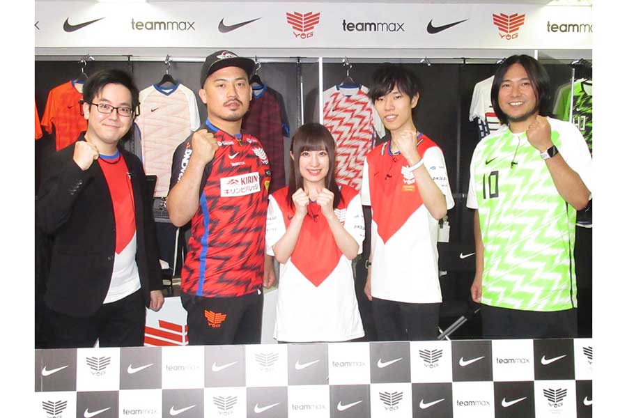 ジョビン(左から2番目)が着用しているのが今回の新ユニフォーム、スポンサーロゴも映えている