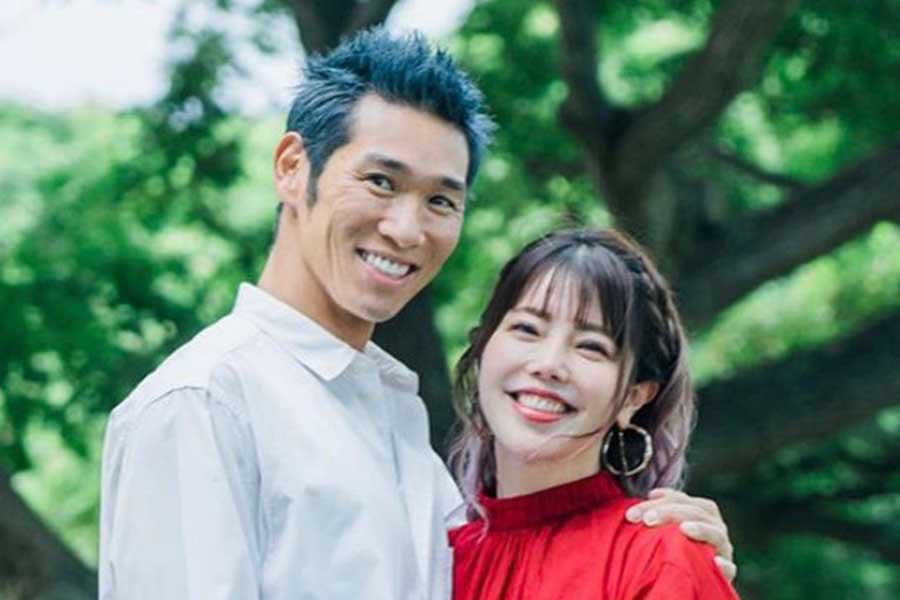 住谷杏奈＆レイザーラモンHGが結婚14年記念を報告　花束を手に見つめ合うラブラブ写真