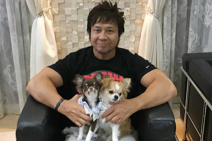 溺愛する愛犬2匹を紹介した小島聡【写真：(C)NJPW】