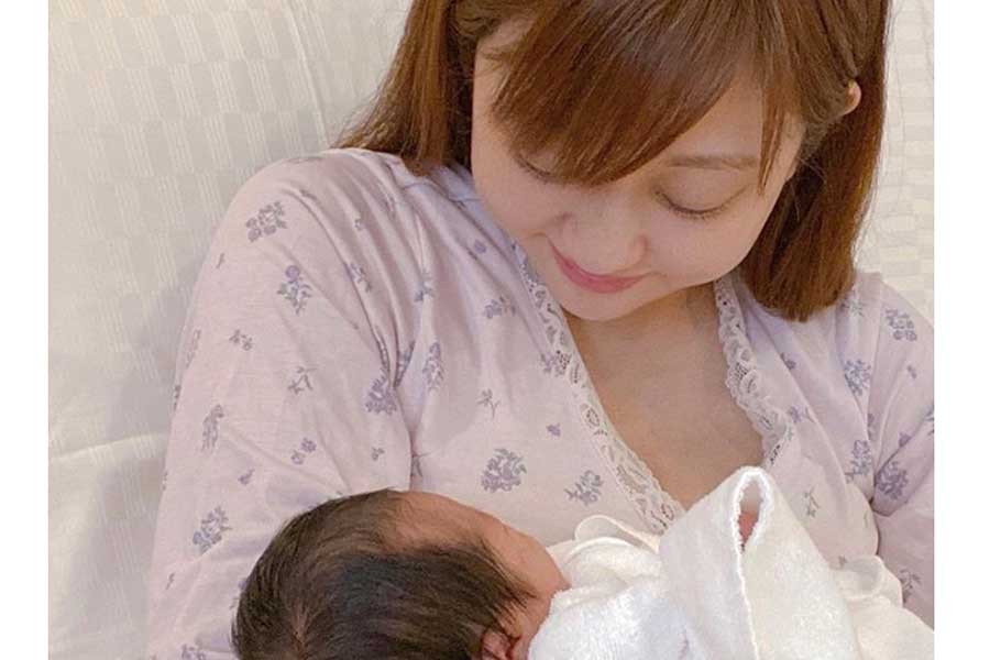 第1子出産、菊地亜美“ママの顔”で退院を報告「パパとも会えて新生活スタート」