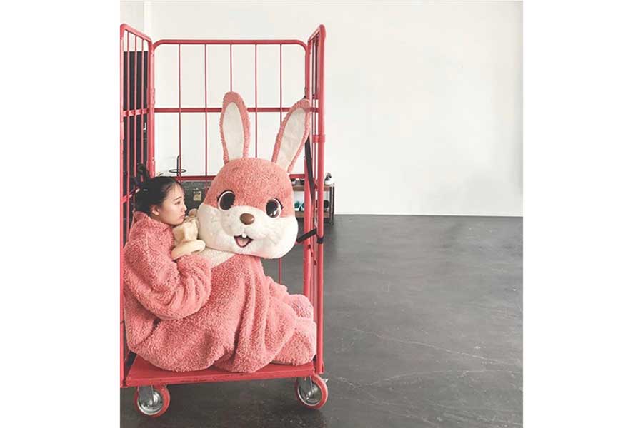 大友花恋、ピンクの“うさぴょん”姿で台車に乗せられる“シュール”写真を公開