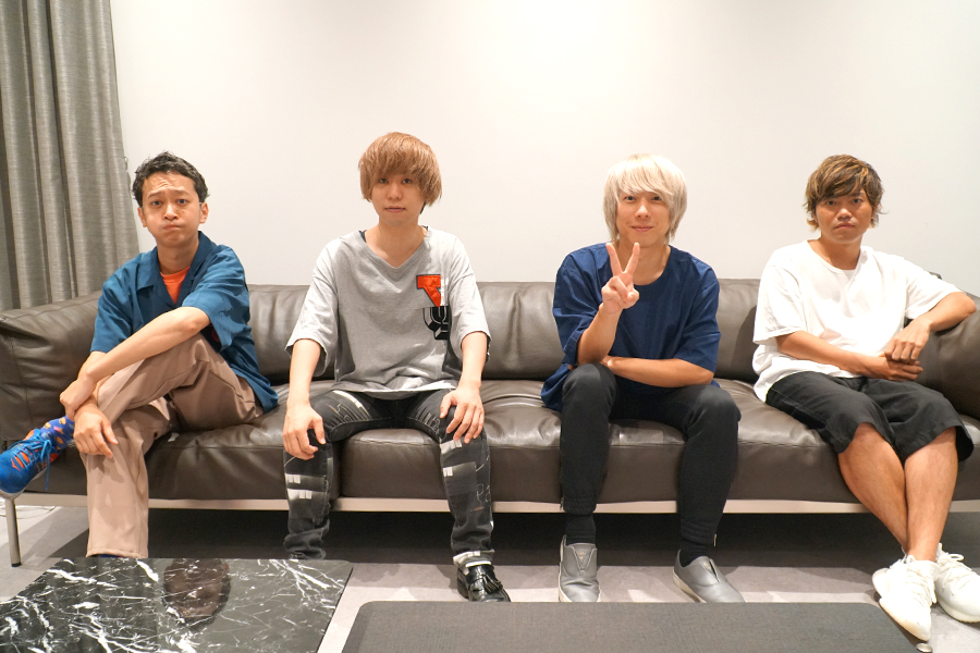 (左から)小野武正(ギター)、首藤義勝(ボーカル＆ベース)、八木優樹(ドラム)、寺中友将(ボーカル＆ギター)
