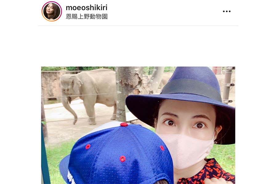 押切もえ、息子と上野動物園へ　ゾウとの3ショットに「撮りたくて必死な顔」も披露