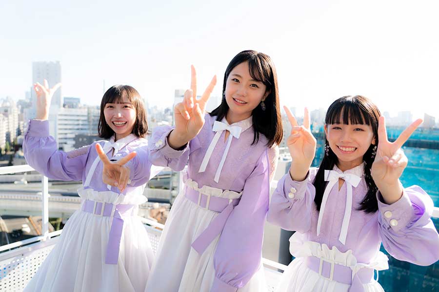 「STU48」瀧野由美子(中央)、薮下楓(左)、立仙百佳【写真：山口比佐夫】
