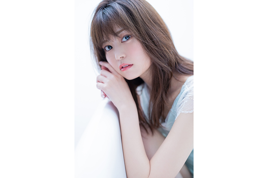 元AKB48前田亜美、写真集で見せた色気に篠田麻里子も感慨「魅力的な少女から大人に」