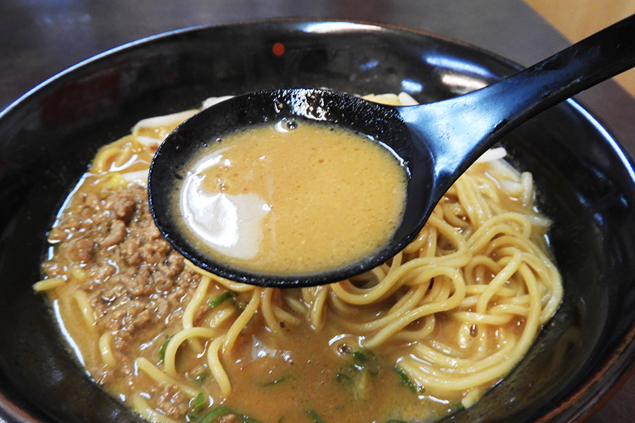 スープはとろみがあり、濃厚な味噌の香りが引き立つ【写真：ENCOUNT編集部】